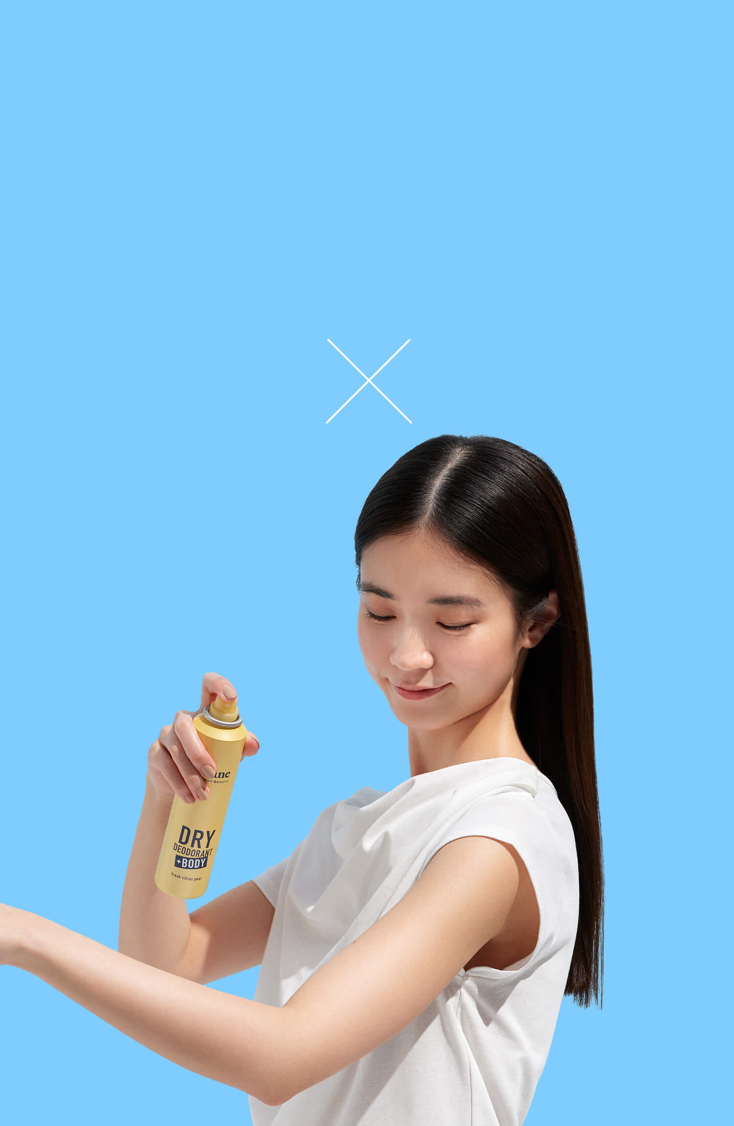 ドライスプレーを使用する女性