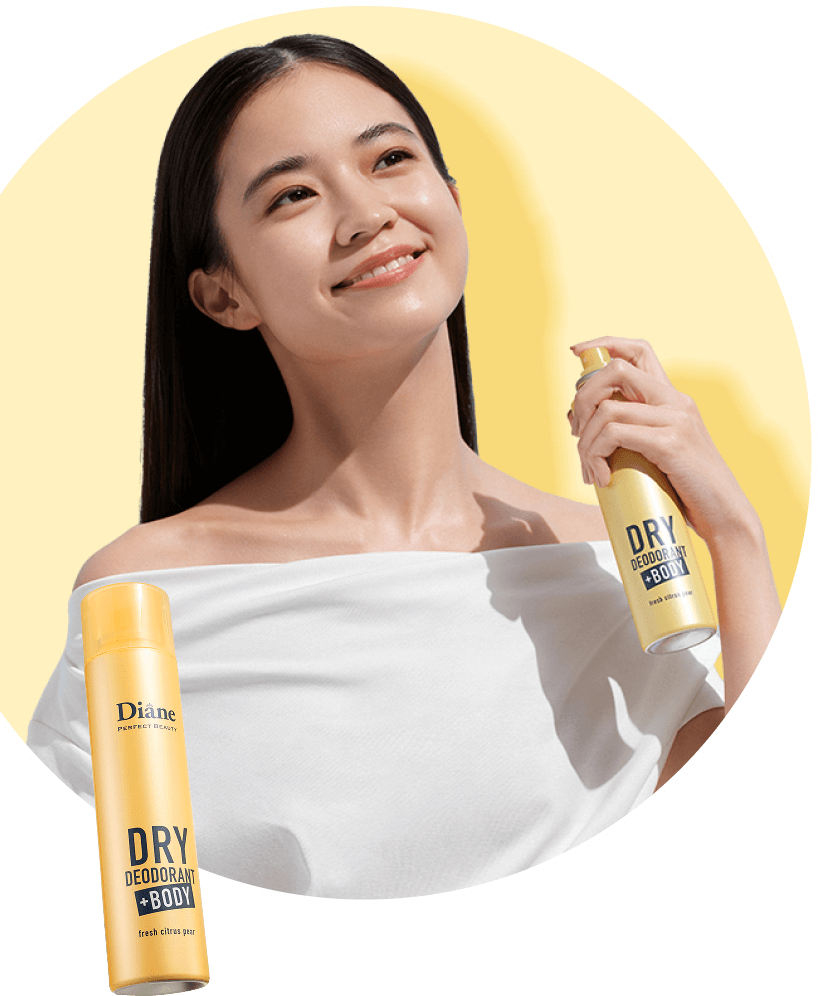 首元にドライスプレーを使用する女性